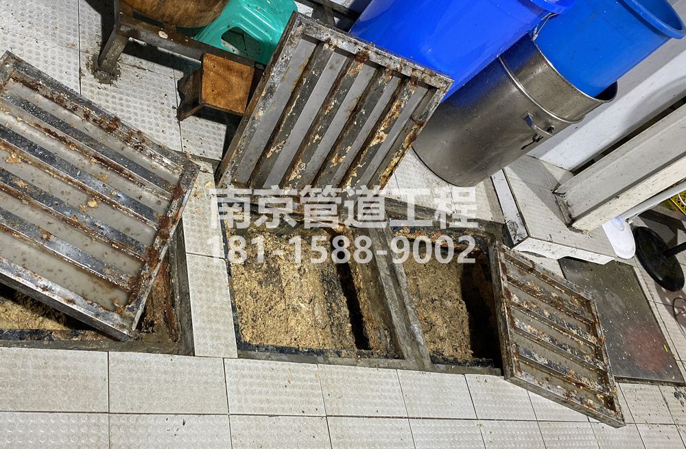 278南中村城管中队食堂隔油池清理